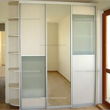 Шкафы-купе Cветлый шкаф-купе с вставками из зеркала и стекла