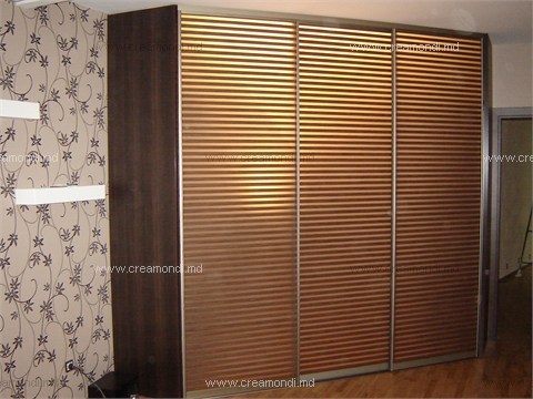 Шкафы-купеБольшой угловой шкаф с дверьми из акриловых панелей с натуральным шпоном
