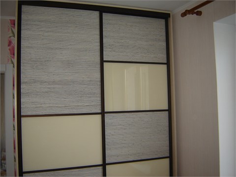 Шкафы-купеКомбинация натуральных обоев и цветного стекла на раздвижных дверях.