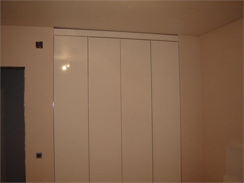 Примеры применения глянцевых МДФ-плит NOBILE.Фасады для встроенного шкафа.