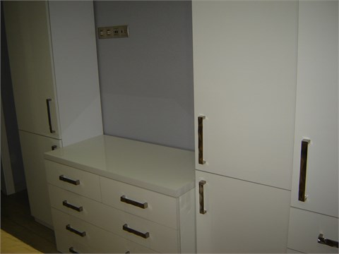 Примеры применения глянцевых МДФ-плит NOBILE.МДФ Н1002 Белый глянец в спальне.