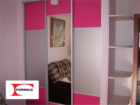 Шкафы-купеДвери Ventura и HPL Formica глянец Juicy pink /3D-панели  SIBU