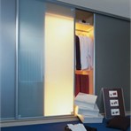  Systemy  garderobowi Za półprzezroczystymi drzwiami skrywa się garderoba-szatnia