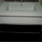  Мебель для ванной Небольшой керамический умывальник в акриловой столешнице.