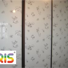 IRIS Примеры применения декоративной плёнки IRIS. 7118A White with black flower  - раздвижные двери.