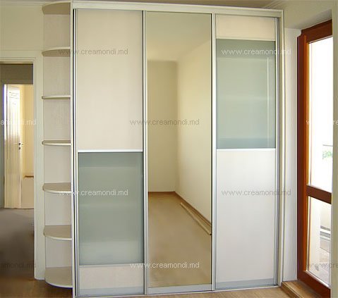 Dulapuri cu uşi glisanteDulap cu uşi glisante de culoare deschisă cu inserţii de oglindă şi sticlă