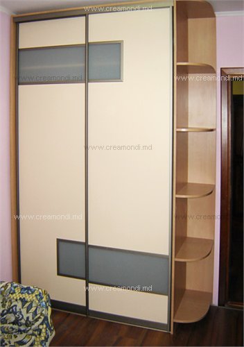 Szafy-pzedzialySzafa z rozsuwanymi drzwiami i wygodne półki boczne