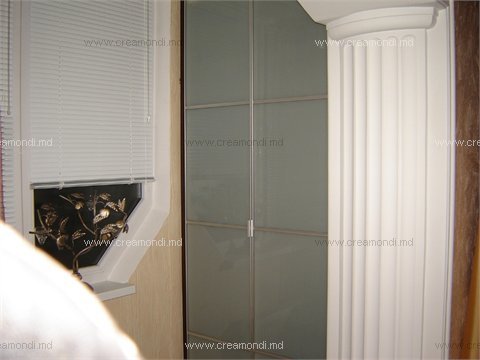 SchwebetürenschränkeDer Schrank mit Spiegel- Türen schmückt die Innenansicht