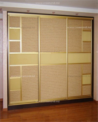 Dulapuri cu uşi glisanteDormitor: bambus şi sticlă