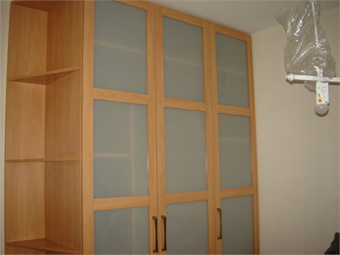 Мебель для домаШкаф с распашными дверьми в матовом стекле.
