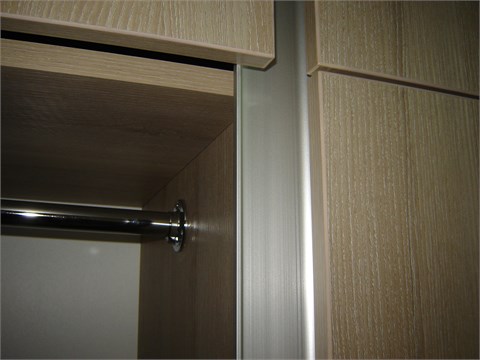 Примеры применения мебельных ручек.Врезная алюминиевая ручка установлена вертикально.