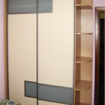  Szafy-pzedzialy Szafa z rozsuwanymi drzwiami i wygodne półki boczne